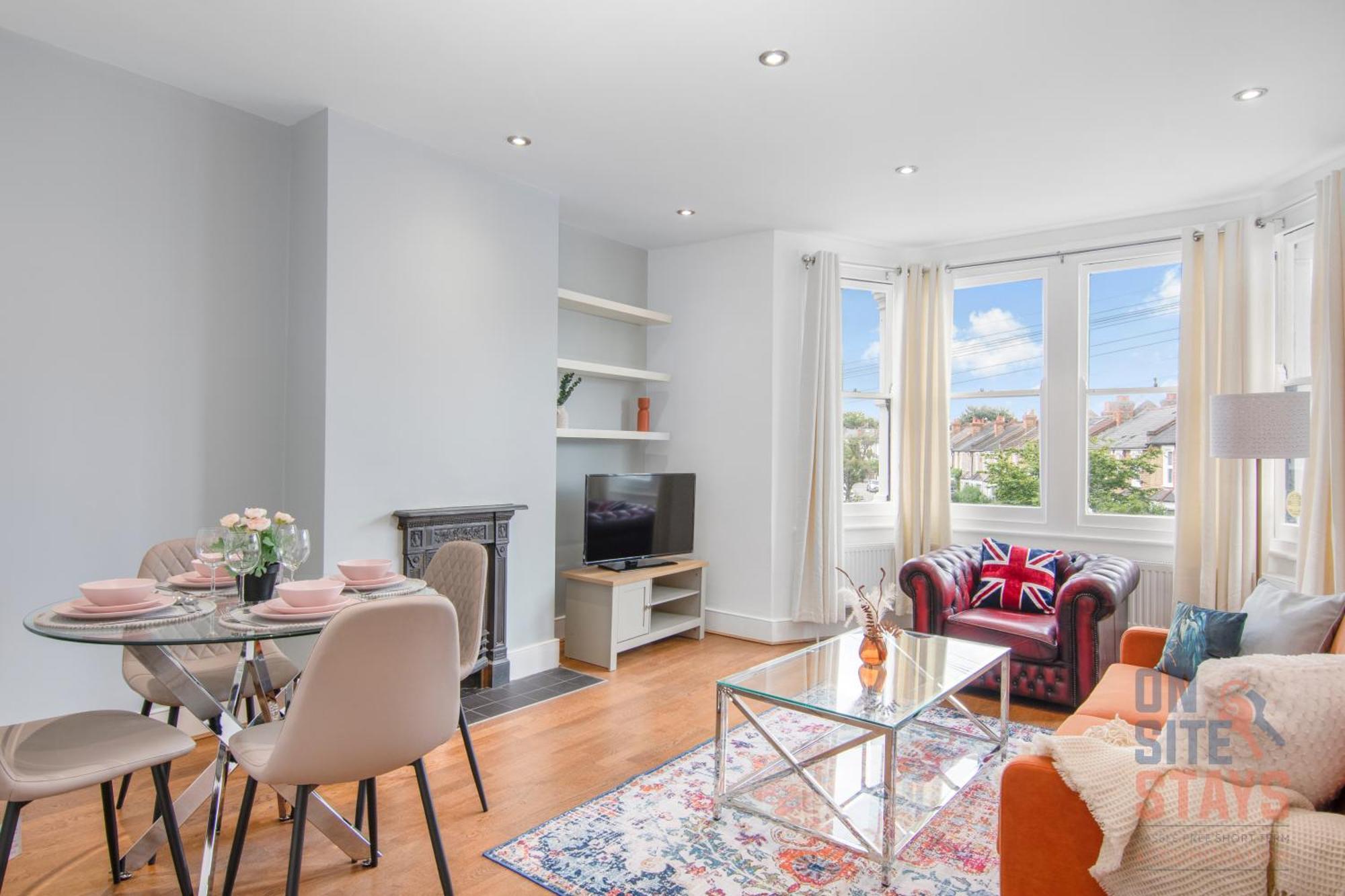 Onsitestays - Bright Spacious 2-br, Wifi And Lots Of Street Parking Apartment London