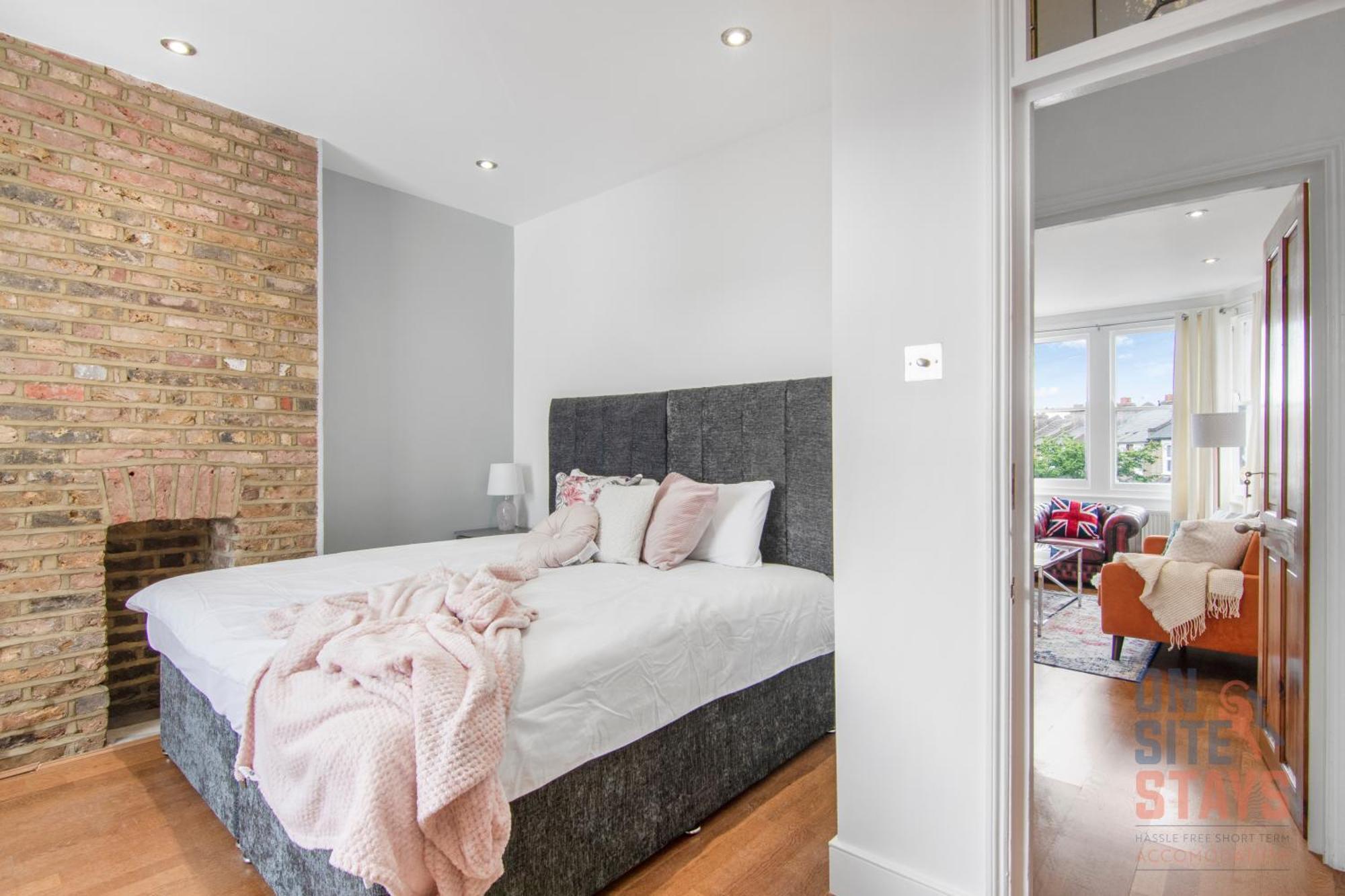 Onsitestays - Bright Spacious 2-br, Wifi And Lots Of Street Parking * London