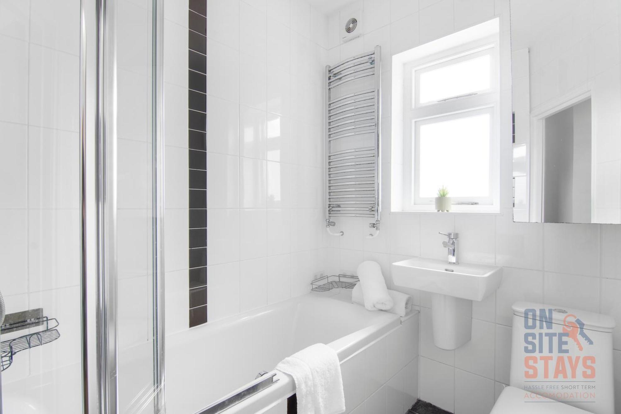 Onsitestays - Bright Spacious 2-br, Wifi And Lots Of Street Parking Apartment *