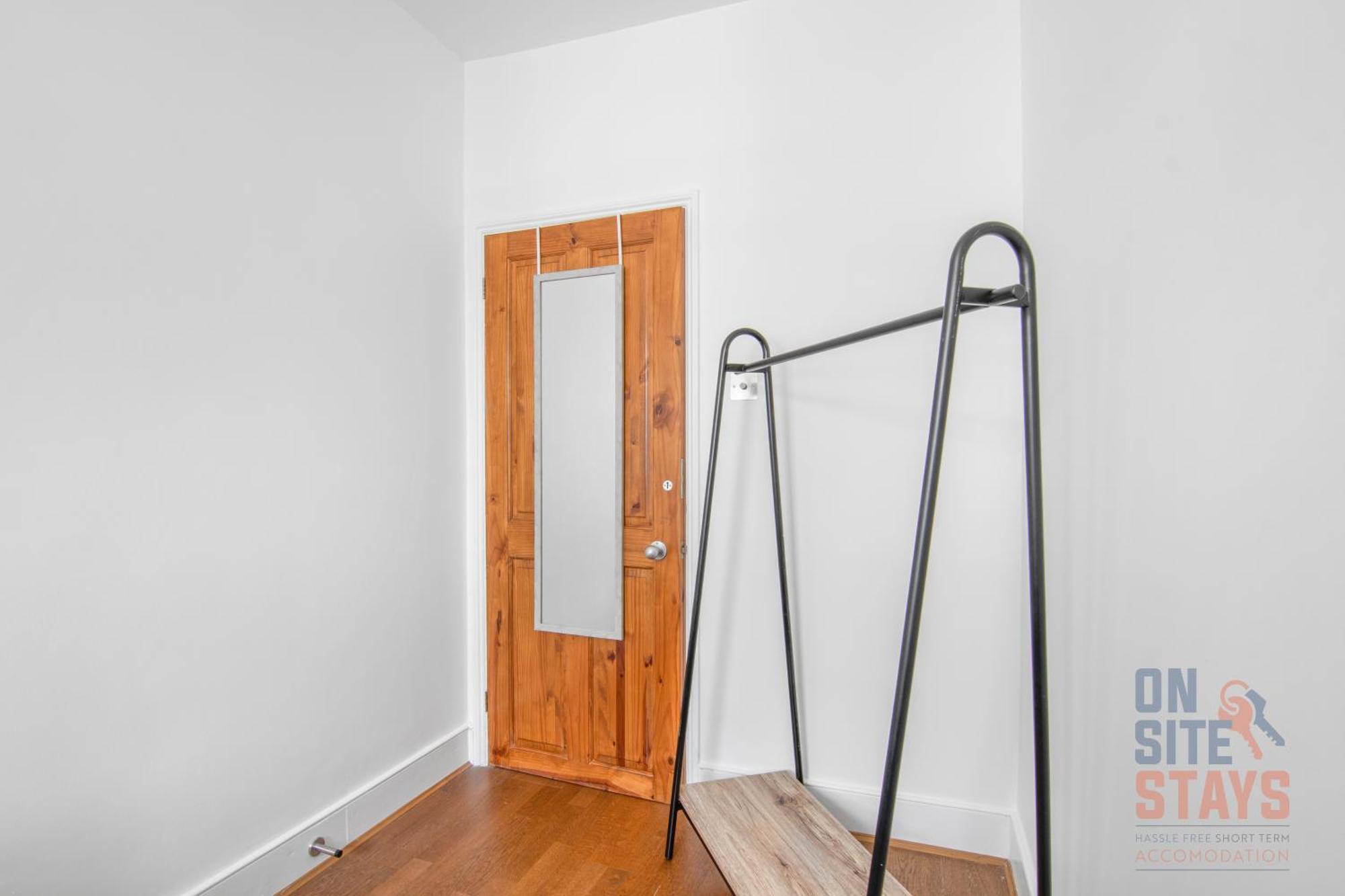 Apartment Onsitestays - Bright Spacious 2-br, Wifi And Lots Of Street Parking *