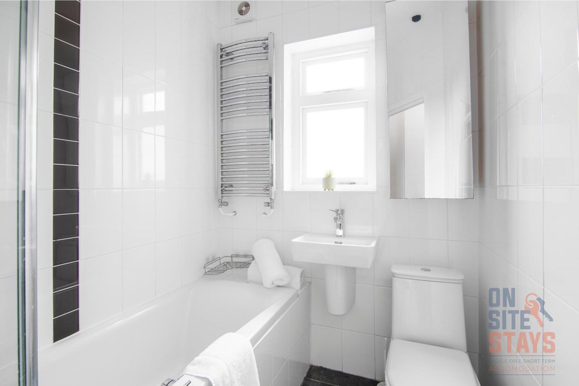 Apartment Onsitestays - Bright Spacious 2-br, Wifi And Lots Of Street Parking